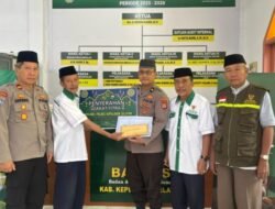 Polres Selayar Serahkan Zakat Fitrah Untuk 281 Personilnya ke Baznas Selayar