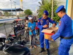 Ramadhan Berbagi, Sat Polairud Polres Kepulauan Selayar Bagikan Takjil