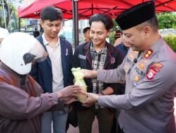 Polres Pelabuhan Makassar Berbagi Takjil ke Masyarakat, Kapolres : Insya Alllah Kami Lakukan Selama Bulan Suci Ramadan