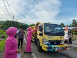 Polres Kepulauan Selayar dan Ibu Bhayangkari Berbagi Takjil kepada Warga