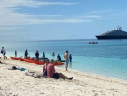 Kapal Pesiar Mewah MV Scenic Eclipse II Kunjungi Jinato, Polisi Lakukan Pendampingan