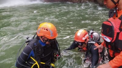 Basarnas Makassar Lakukan Pencarian Lansia yang Terseret Arus Sungai Takapala