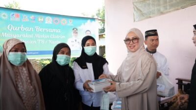 Bupati Gowa Salurkan Daging Kurban Bagi Kelompok Rentan