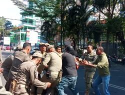 Ricuh di Depan Rujab Gubernur Sulsel, Massa Tuntut Kadisdik dan Kabid Dikmen Dicopot