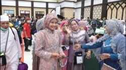 Jemaah Haji Kloter 5 Tiba, Busana Glamor Curi Perhatian
