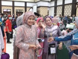 Jemaah Haji Kloter 5 Tiba, Busana Glamor Curi Perhatian