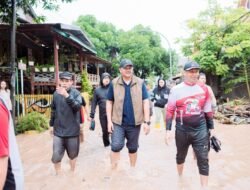 Bupati Bantaeng Uji Nurdin Turun Langsung Bantu Warga yang Terdampak Banjir