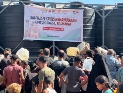 PMI Salurkan Air Bersih, Warga Gaza Langsung Rebutan 