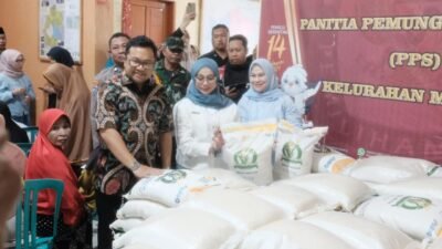 Ratusan Warga Gowa Terima Bantuan Beras yang Disalurkan Pemerintah Bersama Bulog 