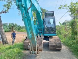 Hendak Perbaiki Jalanan Rusak, Excavator Malah Dihadang Seseorang