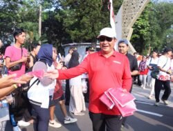 Polpum Kemendagri dan Pemkot Depok Bagikan Ribuan Bendera Merah Putih Kepada Warga