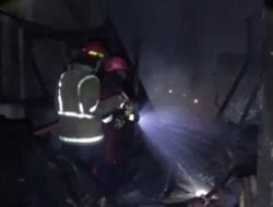 Rumah dan Bengkel Mebel di Gowa Terbakar, Petugas Damkar Pingsan Saat Padamkan Api