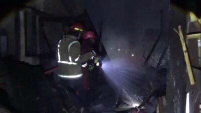 Rumah dan Bengkel Mebel di Gowa Terbakar, Petugas Damkar Pingsan Saat Padamkan Api