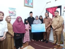 Gubernur Sulsel Serahkan Bantuan untuk Keluarga Kasi Kesra Korban Kebakaran DPRD Makassar