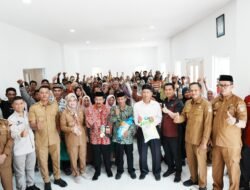 Bupati Husniah Distribusikan Kartu PKH dan Sembako untuk Warga di Lima Kecamatan