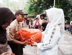 Bupati Gowa Bagikan Seragam Gratis untuk Siswa SD dan SMP di Malino