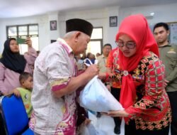 Ringankan Beban Warga, Bupati Gowa Salurkan Langsung  Bantuan PKH dan Sembako