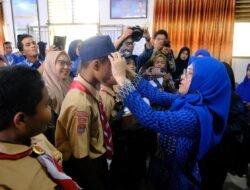 Tunaikan Janji Politik, Bupati Talenrang Kembali Salurkan Seragam Sekolah Gratis