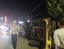 Jalan Amblas di Gowa,  Truk Bermuatan Jagung Terbalik Timpa Motor Warga