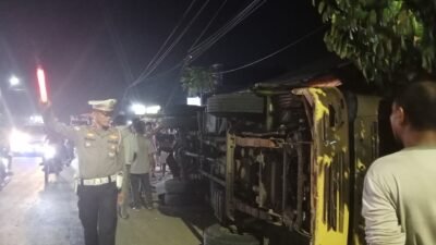 Jalan Amblas di Gowa,  Truk Bermuatan Jagung Terbalik Timpa Motor Warga
