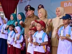 Munafri-Aliyah ke Pulau Serahkan Tunjangan untuk Tenaga Pendidik dan Kesehatan Kepulauan