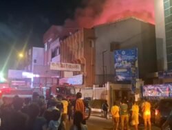 Toko Alat Perkakas di Makassar Ludes Terbakar, 20 Mobil Damkar Dikerahkan