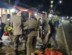 Bikin Macet Pengguna Jalan, Satpol PP Tertibkan Pedagang Pasar Tumpah di Poros Gowa-Takalar