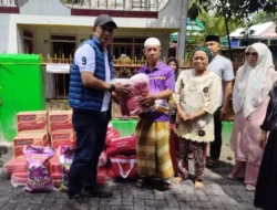 Camat Sangkarrang Saksikan Penyerahan Bantuan Korban Kebakaran dari Dinsos Sulsel