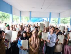 Bupati Gowa Serahkan 720 Sertipikat Redistribusi Tanah di Kecamatan Biringbulu