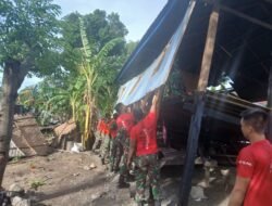 Peduli Korban Bencana, Personil Yonif 721/Makkasau Bantu Warga Bersihkan Puing Bangunan yang Rusak Diterjang Angin