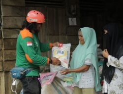 Relawan WIZ Salurkan Bantuan Beras dan Selimut untuk Warga Terdampak Bencana di Aceh Timur