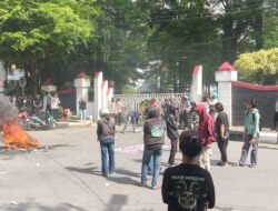 Aksi Pedagang di Depan Kantor Bupati Gowa Sempat Ricuh, Massa Saling Dorong dengan Aparat
