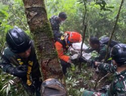 Korban Pertama Pesawat ATR 42-500 Dievakuasi Setelah Tim SAR Menembus Medan Ekstrem