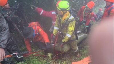 Tim SAR Evakuasi Korban Kedua Pesawat ATR 42-500 di Kedalaman 350 Meter