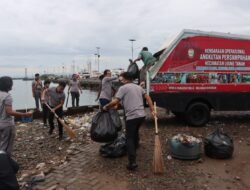 Sat Intelkan Polres Pelabuhan Makassar Gelar Aksi Bersih-Bersih Pantai