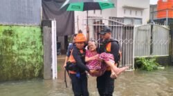 Tim SAR Evakuasi Warga Terdampak Banjir di Kota Makassar