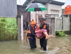 Tim SAR Evakuasi Warga Terdampak Banjir di Kota Makassar