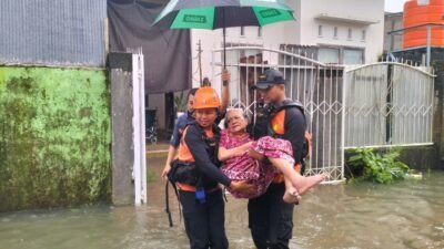 Tim SAR Evakuasi Warga Terdampak Banjir di Kota Makassar