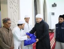 Safari Ramadan di Tamalanrea, Munafri Serahkan Paket Pangan Ramadan Untuk Dhuafa