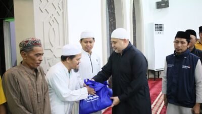 Safari Ramadan di Tamalanrea, Munafri Serahkan Paket Pangan Ramadan Untuk Dhuafa