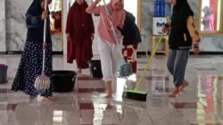 Sambut Ramadan, Santri dan Remaja Masjid Binabbasa Gelar Bersih-bersih Masjid