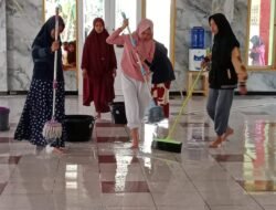 Sambut Ramadan, Santri dan Remaja Masjid Binabbasa Gelar Bersih-bersih Masjid