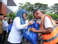 Pemkab Gowa-Baznas Salurkan Paket Lebaran untuk 716 Tenaga Outsourcing