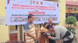 Kapolda Sulsel Cium Tangan Nenek Penerima Bantuan, Wujud Nyata Nilai Sipakatau di Bone