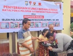 Kapolda Sulsel Cium Tangan Nenek Penerima Bantuan, Wujud Nyata Nilai Sipakatau di Bone