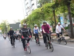 Isi WFH dengan Kebersihan, Wali Kota Makassar Gowes Bareng SKPD Pantau “Jumat Bersih”