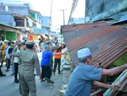 Jaga Kebersihan Lingkungan, Pemkot Makassar Tertibkan Lapak PKL di Atas Drainase