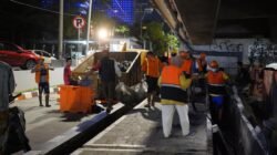 Jaga Estetika Kota, Pemkot Makassar Bersihkan Sampah dan Drainase di Bawah Tol Pettarani
