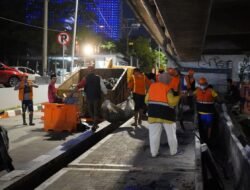 Jaga Estetika Kota, Pemkot Makassar Bersihkan Sampah dan Drainase di Bawah Tol Pettarani
