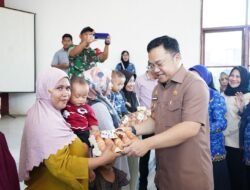 Sisihkan Dana Pribadi, Wabup Gowa Salurkan 200 Paket Makanan Bergizi untuk Keluarga Berisiko Stunting 